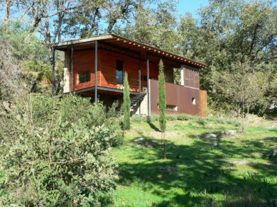 Bonita FINCA RÚSTICA con una superficie de 3,3 hectáreas, con CASA seminueva con amplio porche, construido en PIEDRA Y MADERA.  Situada en ladera sur de la Sierra de Gredos a 2 Km. de Poyales del Hoyo